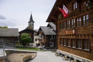 Le centre du village de Veysonnaz avec, au premier plan, le bâtiment communal.